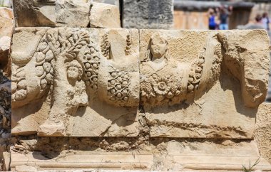 Myra'nın amfitiyatrosundaki birçok oyma maskeden bazıları; Türkiye'de tarihi alan ve taş yüzler