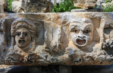 Myra'nın amfitiyatrosundaki birçok oyma maskeden bazıları; Türkiye'de tarihi alan ve taş yüzler