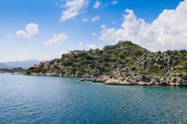mavi sularda yat manzarası ve mavi gökyüzünde çeşitli dağ manzarası; yaz aylarında seyahat keyfi