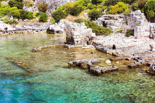 deniz kıyısında ve berrak, temiz su altında antik, tarihi bir yerin kalıntıları ve temelleri; tarihin tanıklık