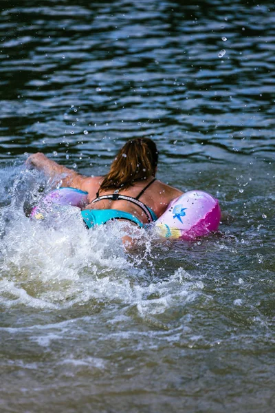 Kobieta Jasnym Stroju Kąpielową Pływać Bańki Wodnej Tworząc Wiele Dużych — Zdjęcie stockowe