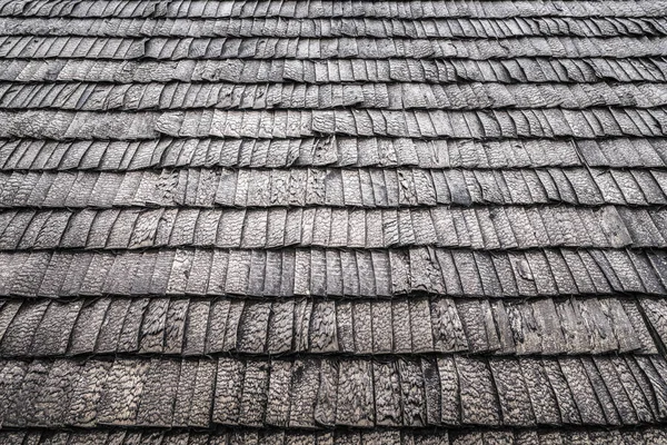 屋顶木瓦在特写 灰色自然背景 抽象背景排列在行中 — 图库照片
