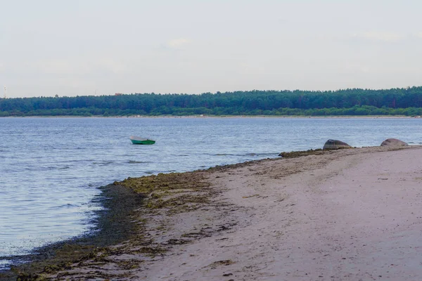 Piaszczysta Plaża Morza Bałtyckiego Nabrzeże Wzdłuż Wybrzeża Łódź Zakotwiczona Morzu — Zdjęcie stockowe