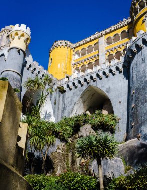 Lizbon, Sintra, Portekiz, 27.09.2019: Pena Ulusal Sarayı 'nın görkemli, renkli duvarları