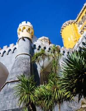 Lizbon, Sintra, Portekiz, 27.09.2019: Pena Ulusal Sarayı 'nın görkemli, renkli duvarları