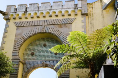 Lizbon, Sintra, Portekiz, 27.09.2019: Pena Ulusal Sarayı 'nın görkemli, renkli duvarları