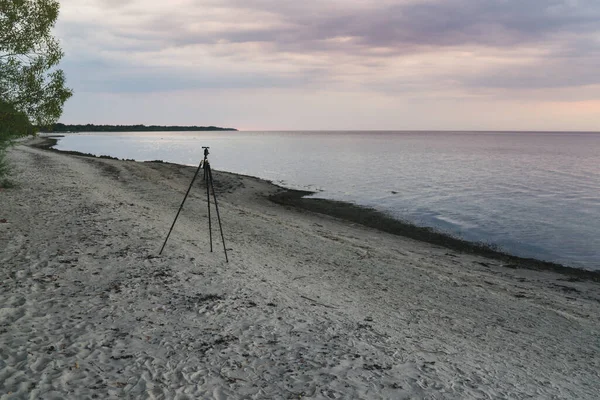 Piaszczysta Plaża Wieczorem Zachody Słońca Niebie Morzu Statyw Kamery Pierwszym — Zdjęcie stockowe
