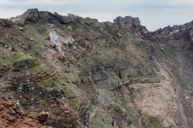 Napoli, İtalya - 04.28.2025: Vezüv Dağı 'nın krater duvarına yakın çekim. Yapı açıkça görülüyor.