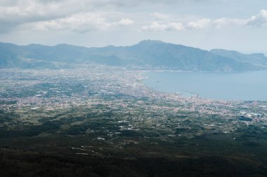 Napoli, İtalya - 04.28.2025: Vezüv yanardağının tepesinden puslu Tyrhenian Denizi ve kıyı şehirlerine bakın.