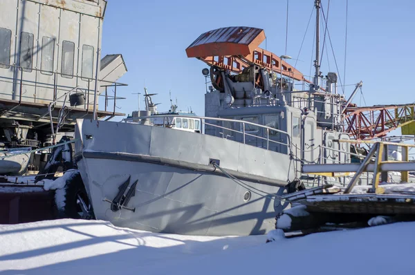 Schiff im Hafen auf dem winterlichen Parkplatz — Stockfoto