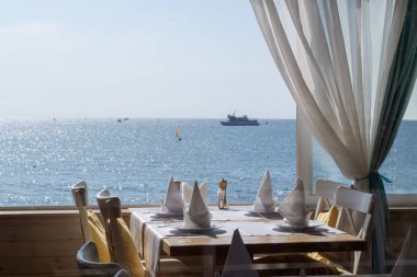 Denizde açık pencereden muhteşem manzaralı restoran.