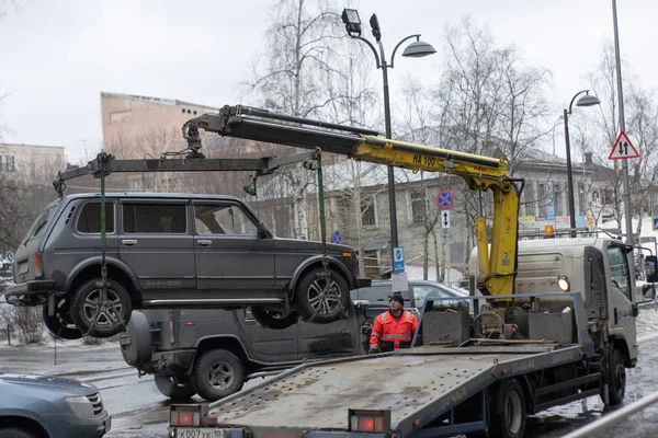 Yerel trafik ve park yasalarını ihlal eden yasadışı park etmiş araba çekme