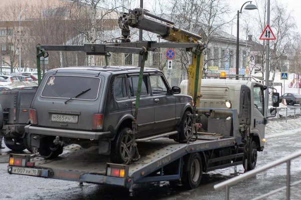 The towing of illegally parked car that have violated local traffic and parking laws — Stock Photo, Image