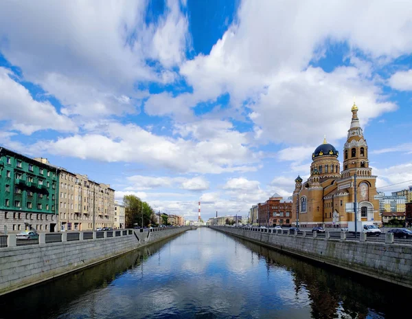 Incredibile panorama primaverile della città dal ponte . — Foto Stock