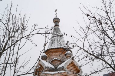 Bir kış gününde ahşap kilisenin kubbesi