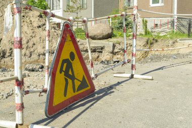 Yol işleri işareti. Yol tamiri. Yeraltı yardımcı programları onarımı