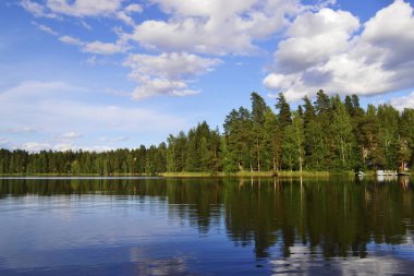 Göl, mavi gökyüzü, güzel bulutlar ile peyzaj