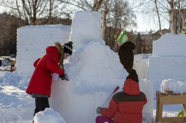 İnsanlar kar heykelleri yaratır