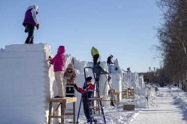 İnsanlar kar heykelleri yaratır