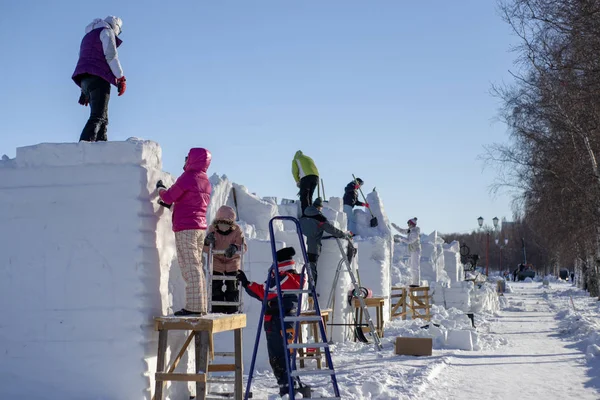İnsanlar kar heykelleri yaratır