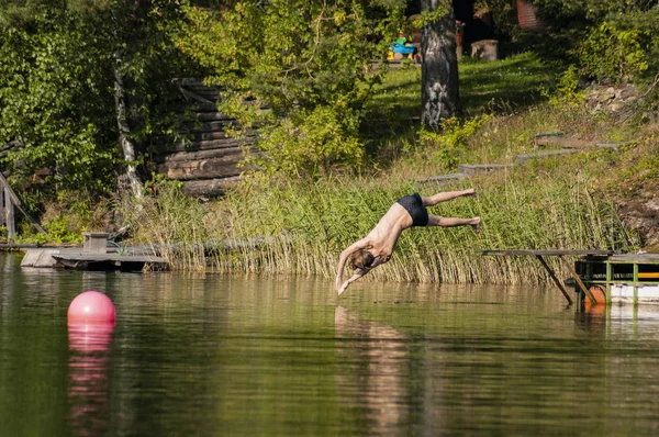 L'uomo che salta nel lago — Foto Stock