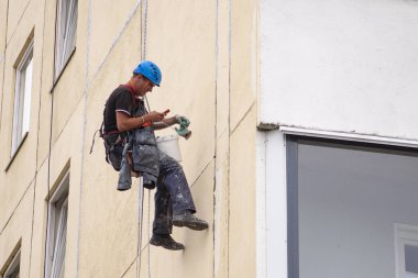 telefonda konuşan yüksek katlı yükleyici