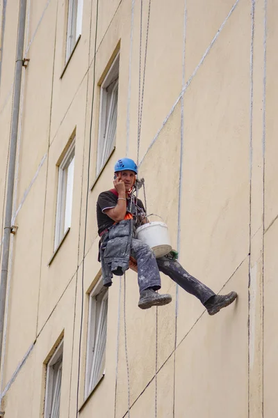 telefonda konuşan yüksek katlı yükleyici