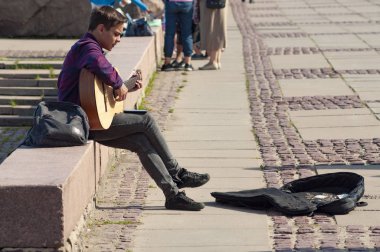 Genç bağışlar için açık havada gitar çalar