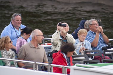 Turistler nehirler ve kanallar boyunca bir tekne gezisi vardır