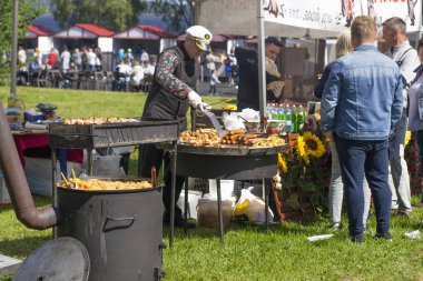 Izgarada pişirilen et ve sebzeler. Sokak yemekleri. Sıcak kızarmış tavuk