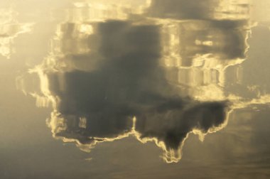 Suya yansıyan bulut