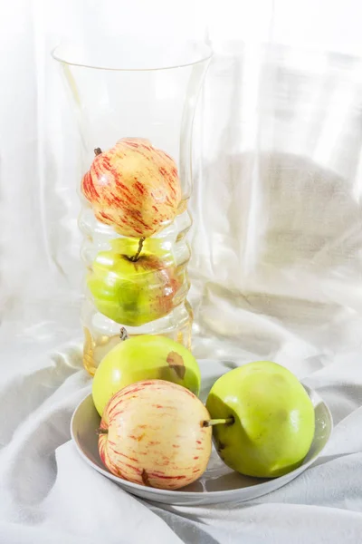 Stillleben mit fünf Äpfeln — Stockfoto