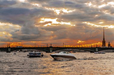 St. Petersburg'da güzel gün batımı. Neva'dan görünüm.