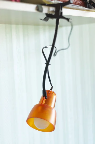 Orange clothespin bordlampe . - Stock-foto