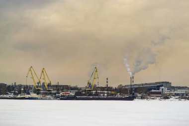 Vinçler ve gemilerle sanayi manzarası