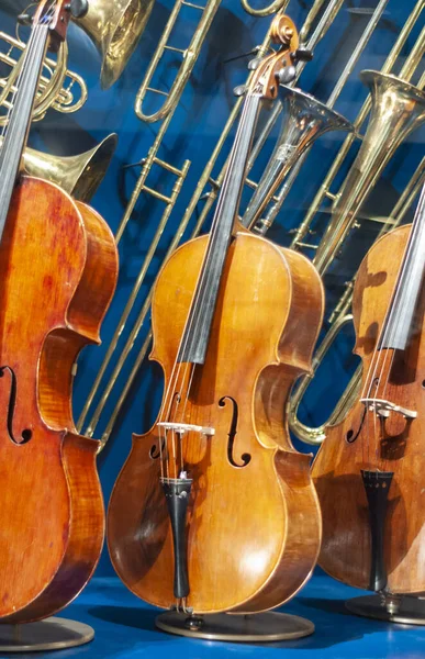 Violines frente a otros instrumentos musicales — Foto de Stock