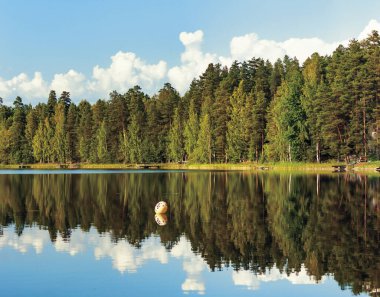 Göl manzarası, güzel bulutlar ve sudaki yansıma.
