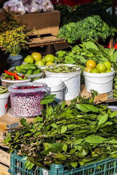 Olika grönsaker och andra livsmedel vid en uteservering — Stockfoto