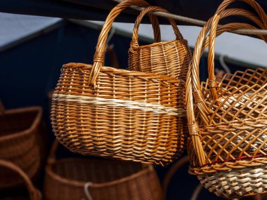 Bir sokak pazarında birkaç hasır sepet