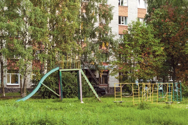 Paisaje de verano con un viejo deslizamiento de metal para niños — Foto de Stock