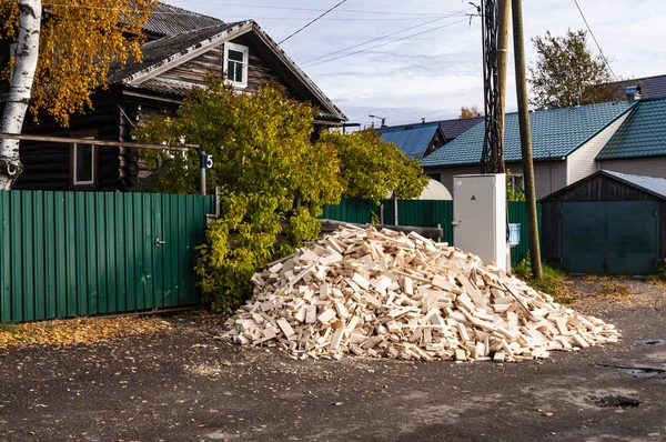 Voorbereiding op de winter. een grote stapel gehakt brandhout voor een dorpshuis — Stockfoto