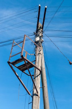 Bir sürü elektrik kablosu olan eski tahta elektrik direği.