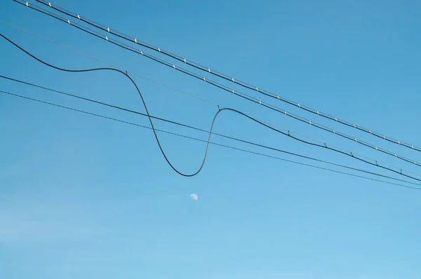 Sarkık Elektrik Kabloları Mavi Gökyüzünü Tarıyor — Stok fotoğraf
