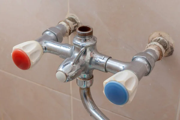 Σπασμένη Βρύση Στο Μπάνιο Από Οποίο Ρέει Νερό Διαρροή Νερού — Φωτογραφία Αρχείου
