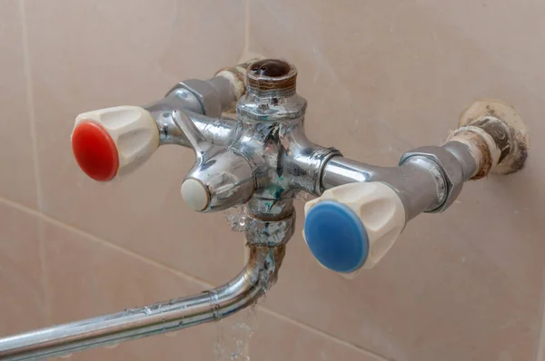 Broken Faucet Bathroom Which Water Flows Water Leak — Stock Photo, Image