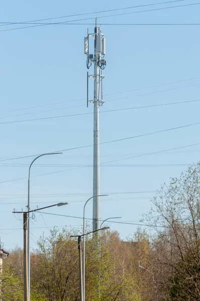 Nowa Wieża Telekomunikacyjna Wyposażeniem Przesyłu Sygnału Komórkowego Internetu — Zdjęcie stockowe