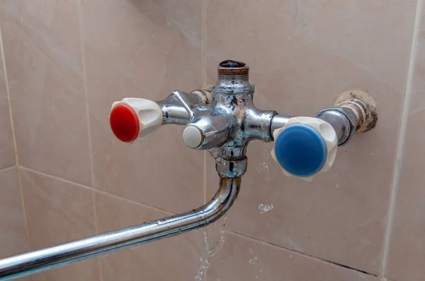 Γκρο Πλαν Σπασμένης Βρύσης Στο Μπάνιο Από Οποίο Ρέει Νερό — Φωτογραφία Αρχείου