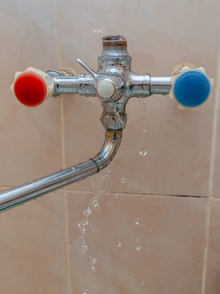 Gros Plan Robinet Cassé Dans Salle Bain Eau Coule Fuite — Photo