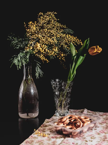 Ainda Vida Com Flores Vasos Secagens Mimosa Tulipa Vasos Vidro — Fotografia de Stock