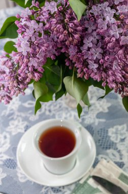 Arka plan eflatun ve odak dışında bir fincan siyah çay